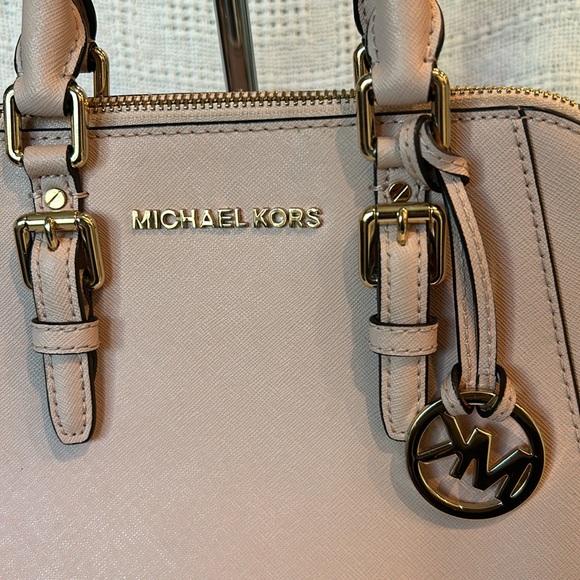 Auth Micheal Kors medium Shoulder Bag with removable and adjustable straps - Picture 2 of 11